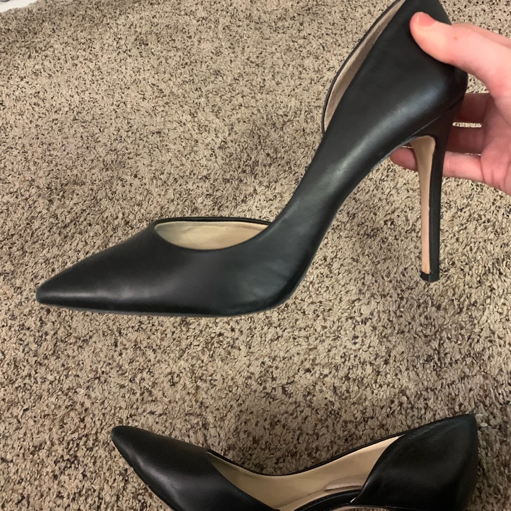 Jessica Simpson black leather pumps